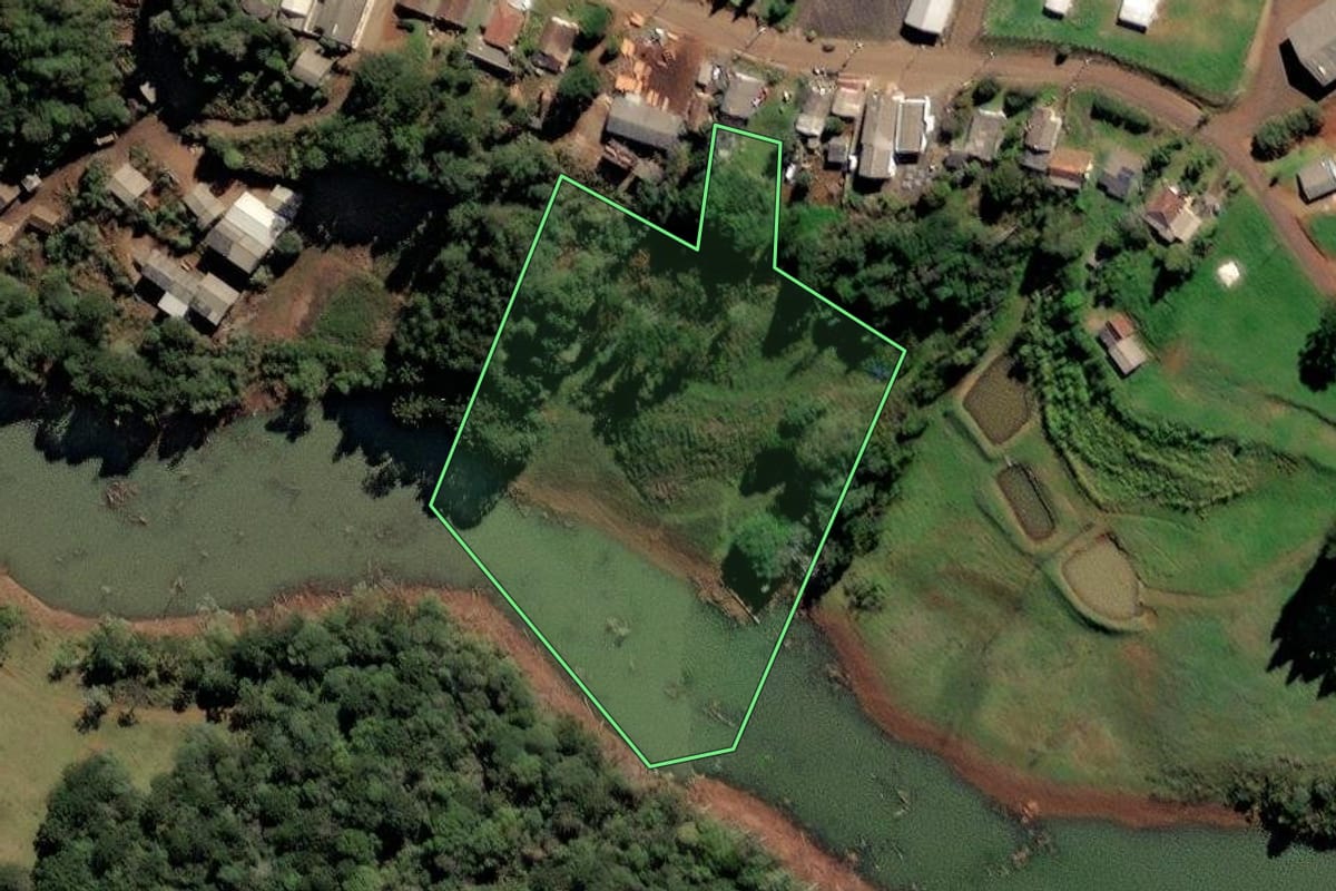 Imagem de satélite do imóvel rural em Brunópolis (SC), com o contorno declarado no CAR desenhado por cima.