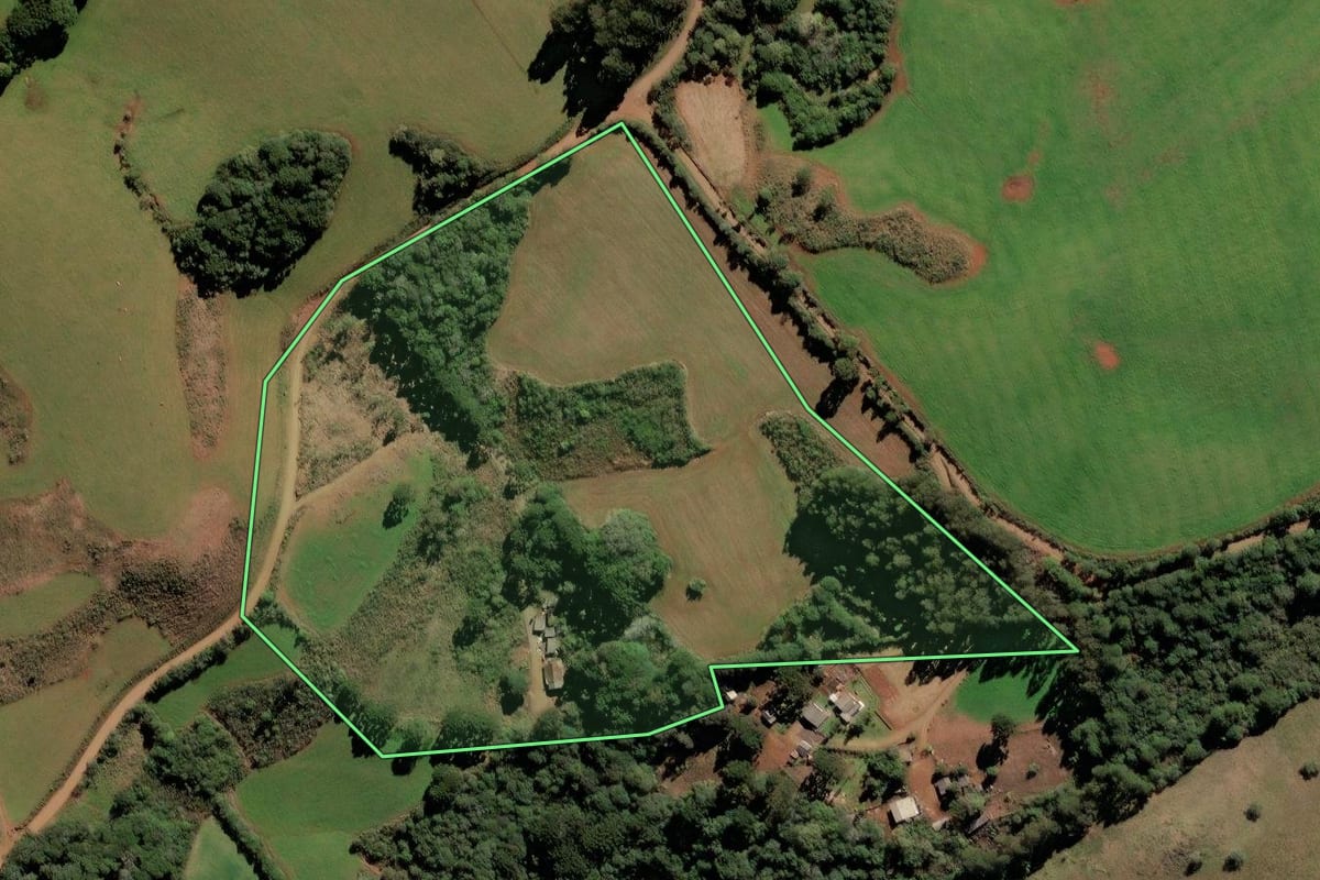 Imagem de satélite do imóvel rural em Brunópolis (SC), com o contorno declarado no CAR desenhado por cima.