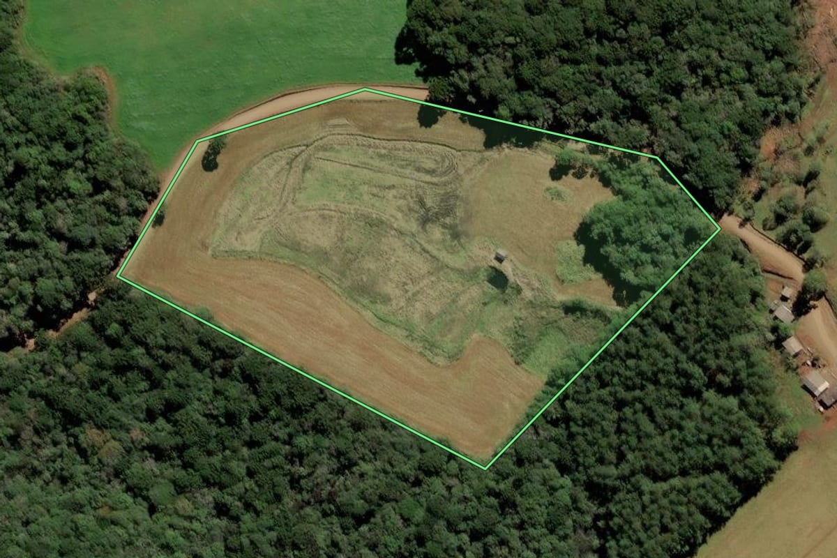Imagem de satélite do imóvel rural em Brunópolis (SC), com o contorno declarado no CAR desenhado por cima.