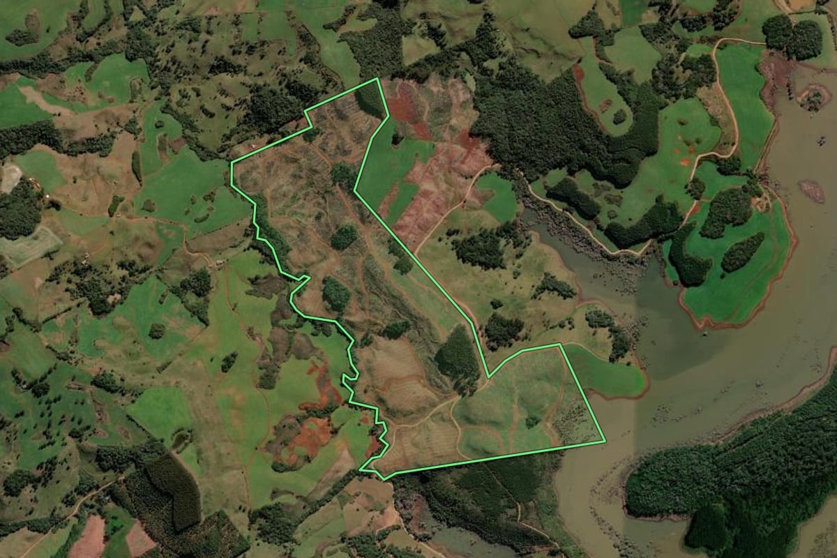 Imagem de satélite do imóvel rural em Brunópolis (SC), com o contorno declarado no CAR desenhado por cima.