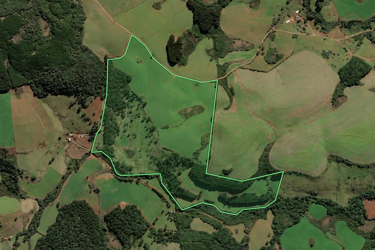 Imagem de satélite do imóvel rural em Brunópolis (SC), com o contorno declarado no CAR desenhado por cima.