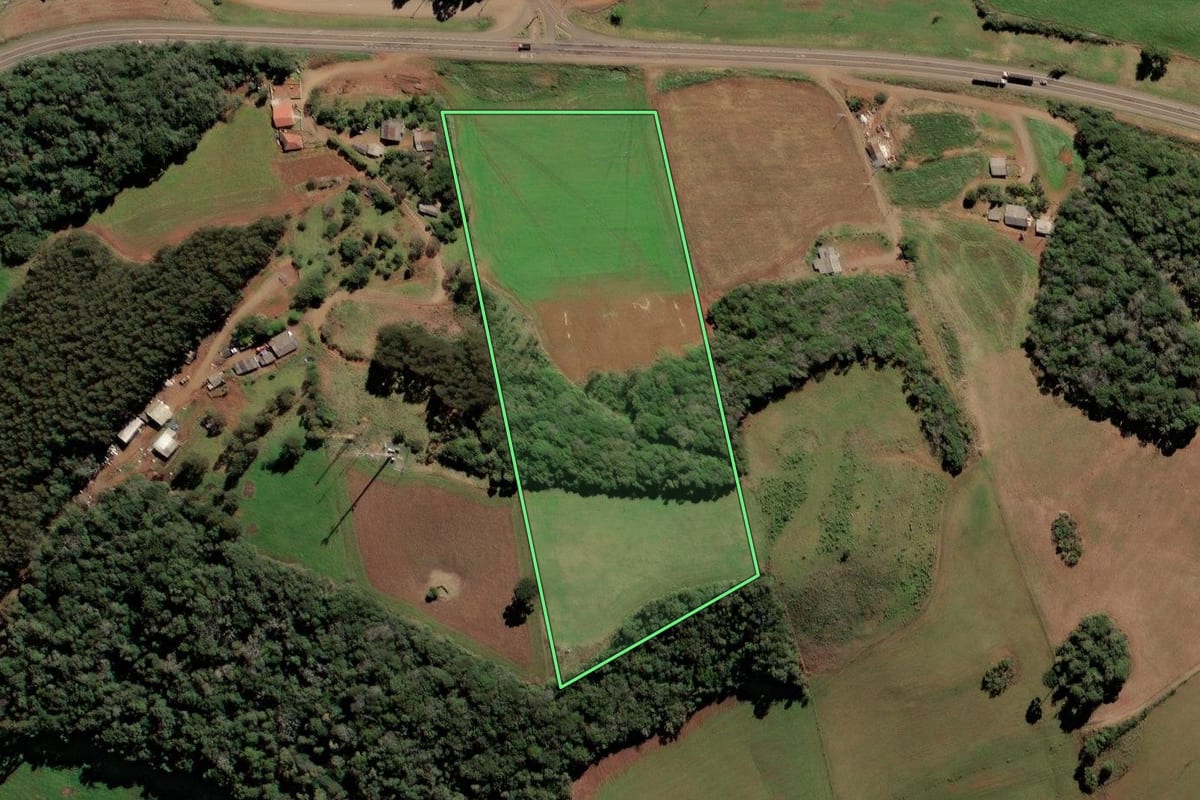Imagem de satélite do imóvel rural em Brunópolis (SC), com o contorno declarado no CAR desenhado por cima.