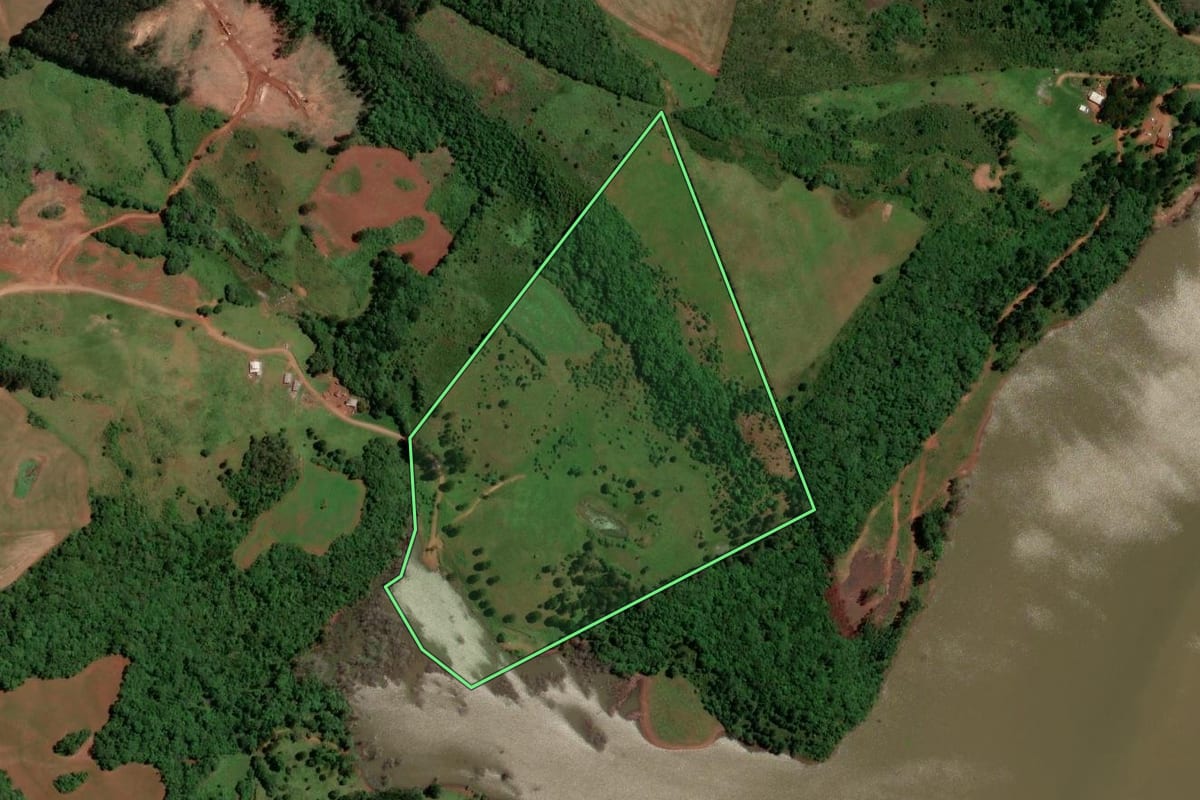 Imagem de satélite do imóvel rural em Brunópolis (SC), com o contorno declarado no CAR desenhado por cima.