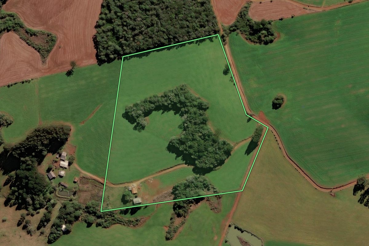 Imagem de satélite do imóvel rural em Brunópolis (SC), com o contorno declarado no CAR desenhado por cima.