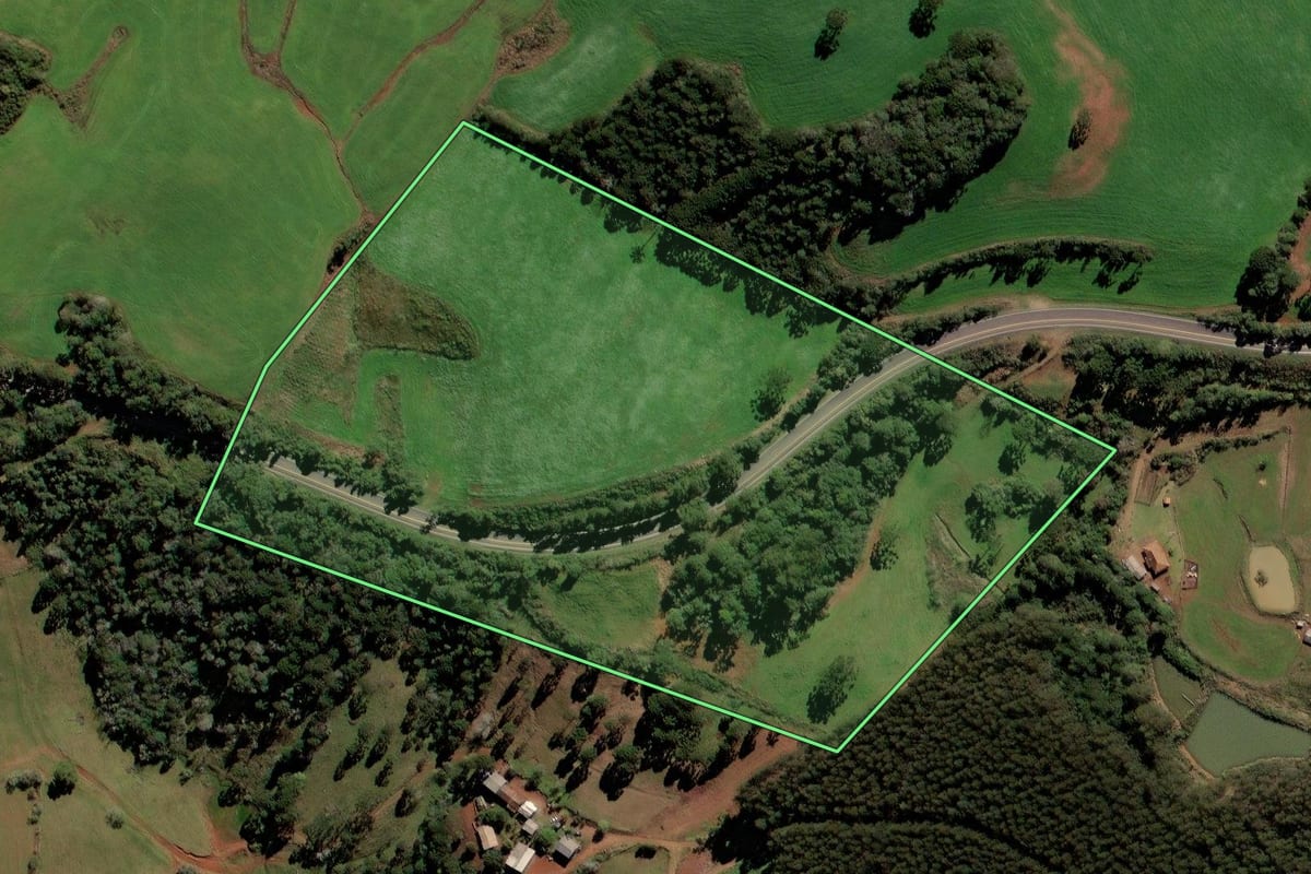 Imagem de satélite do imóvel rural em Brunópolis (SC), com o contorno declarado no CAR desenhado por cima.