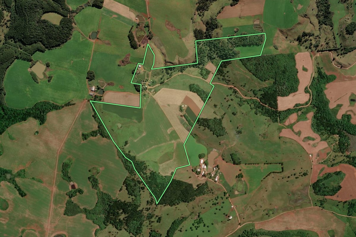 Imagem de satélite do imóvel rural em Brunópolis (SC), com o contorno declarado no CAR desenhado por cima.