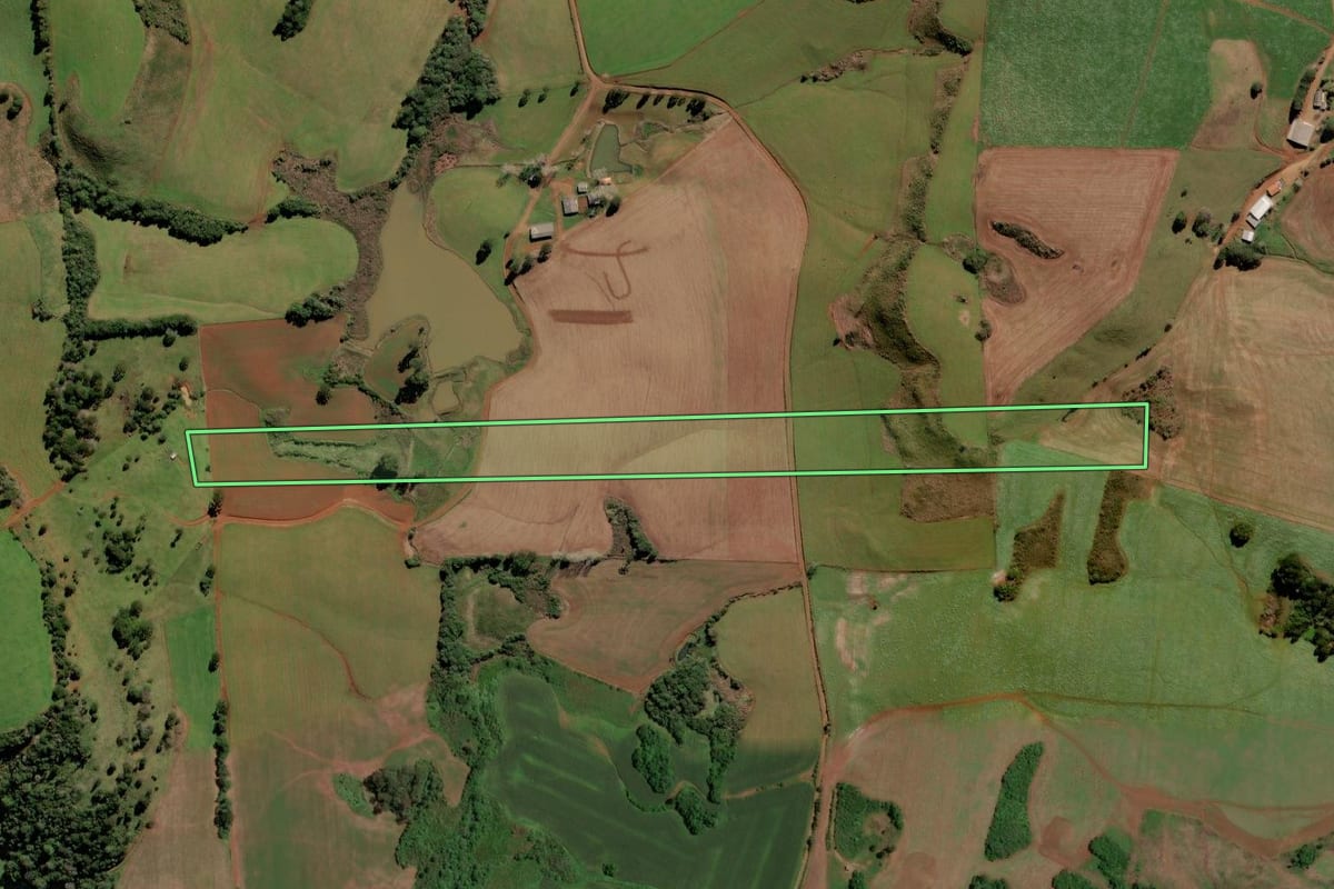 Imagem de satélite do imóvel rural em Brunópolis (SC), com o contorno declarado no CAR desenhado por cima.