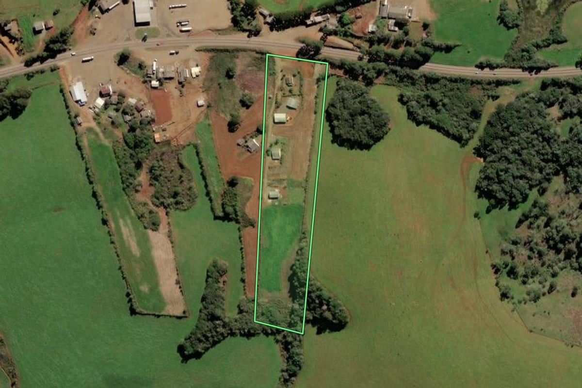 Imagem de satélite do imóvel rural em Brunópolis (SC), com o contorno declarado no CAR desenhado por cima.