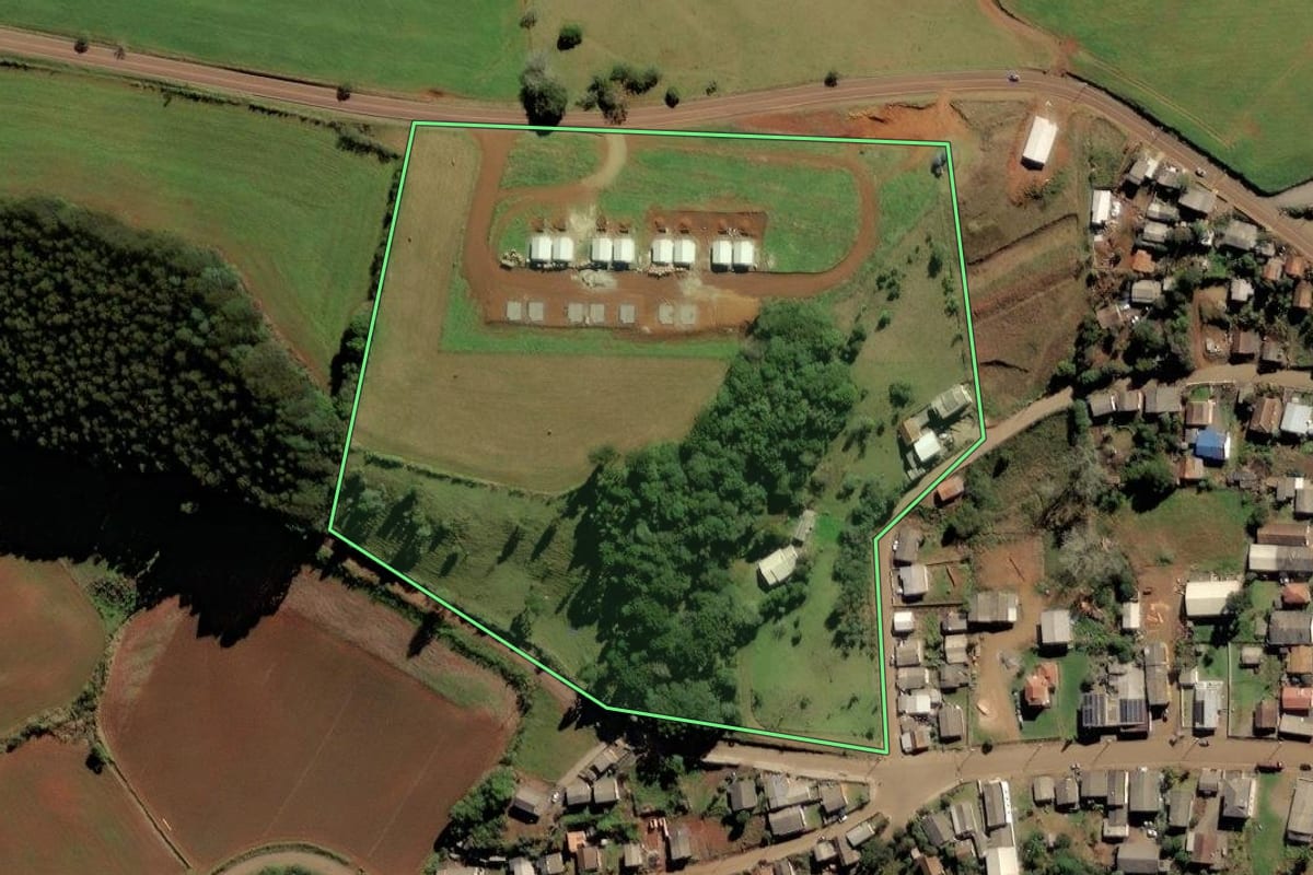 Imagem de satélite do imóvel rural em Brunópolis (SC), com o contorno declarado no CAR desenhado por cima.