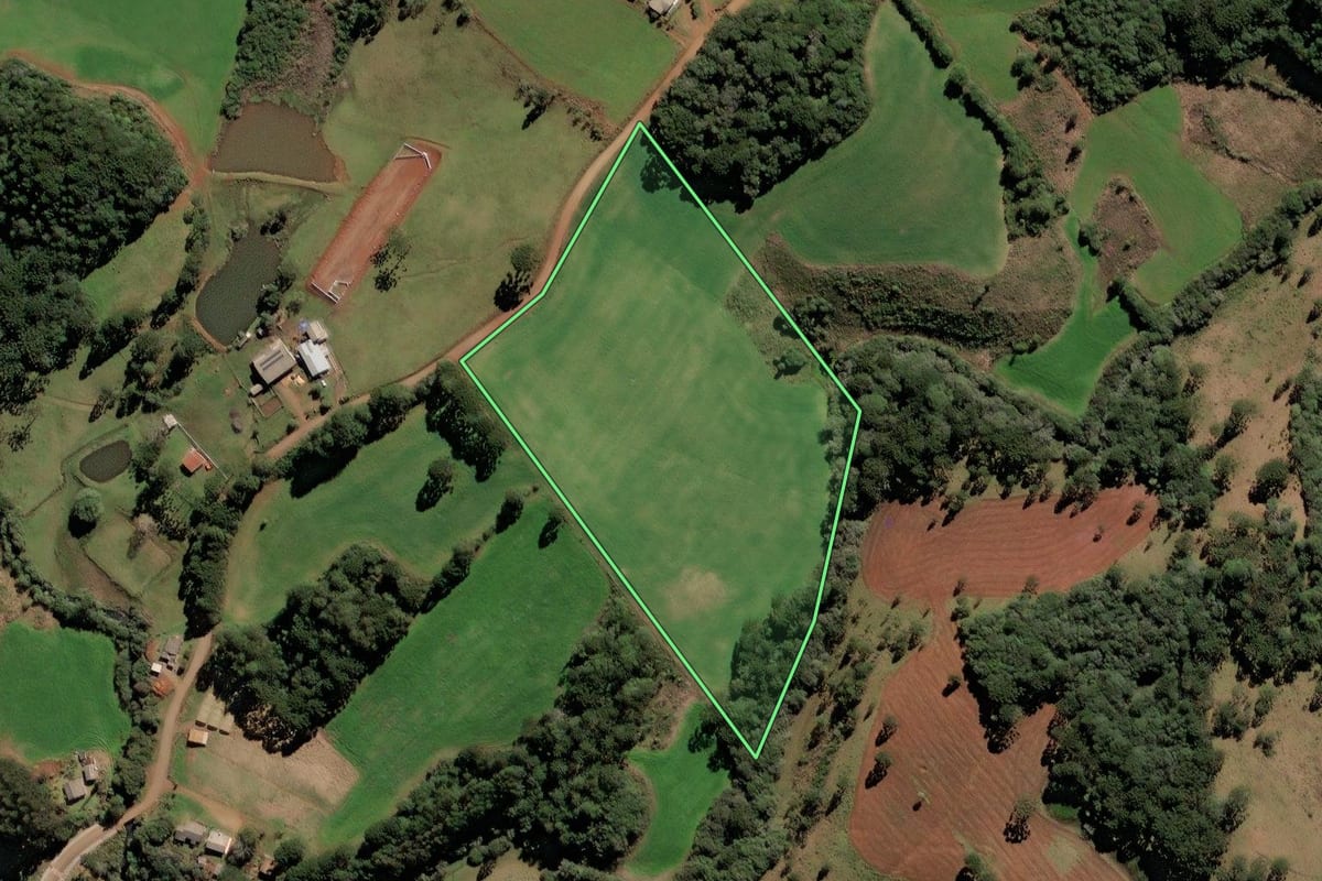 Imagem de satélite do imóvel rural em Brunópolis (SC), com o contorno declarado no CAR desenhado por cima.