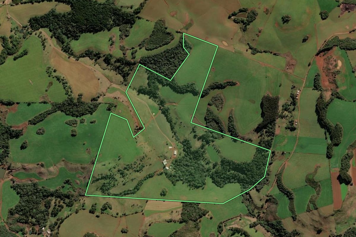 Imagem de satélite do imóvel rural em Brunópolis (SC), com o contorno declarado no CAR desenhado por cima.
