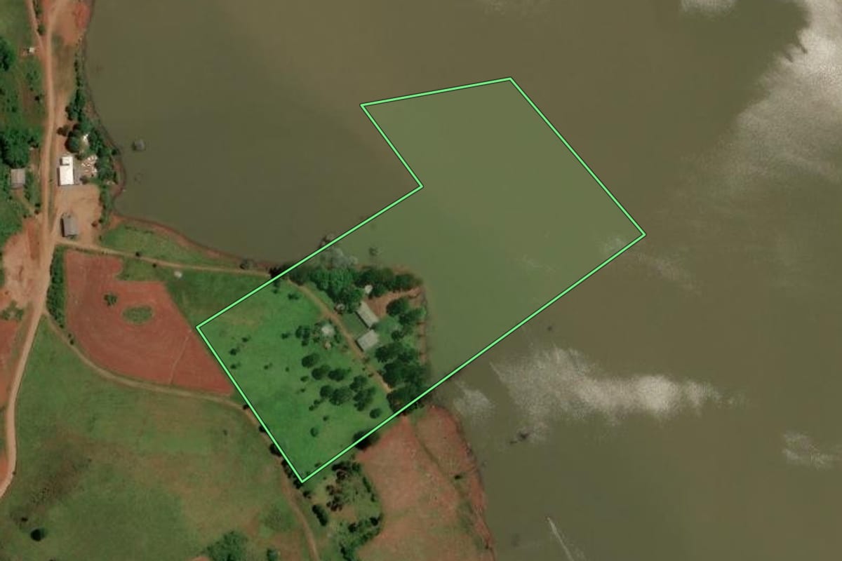 Imagem de satélite do imóvel rural em Brunópolis (SC), com o contorno declarado no CAR desenhado por cima.
