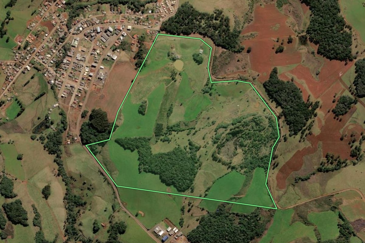 Imagem de satélite do imóvel rural em Brunópolis (SC), com o contorno declarado no CAR desenhado por cima.