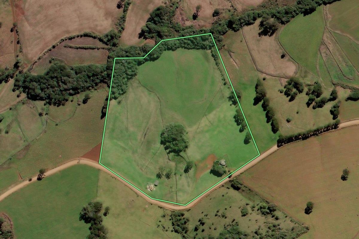 Imagem de satélite do imóvel rural em Brunópolis (SC), com o contorno declarado no CAR desenhado por cima.