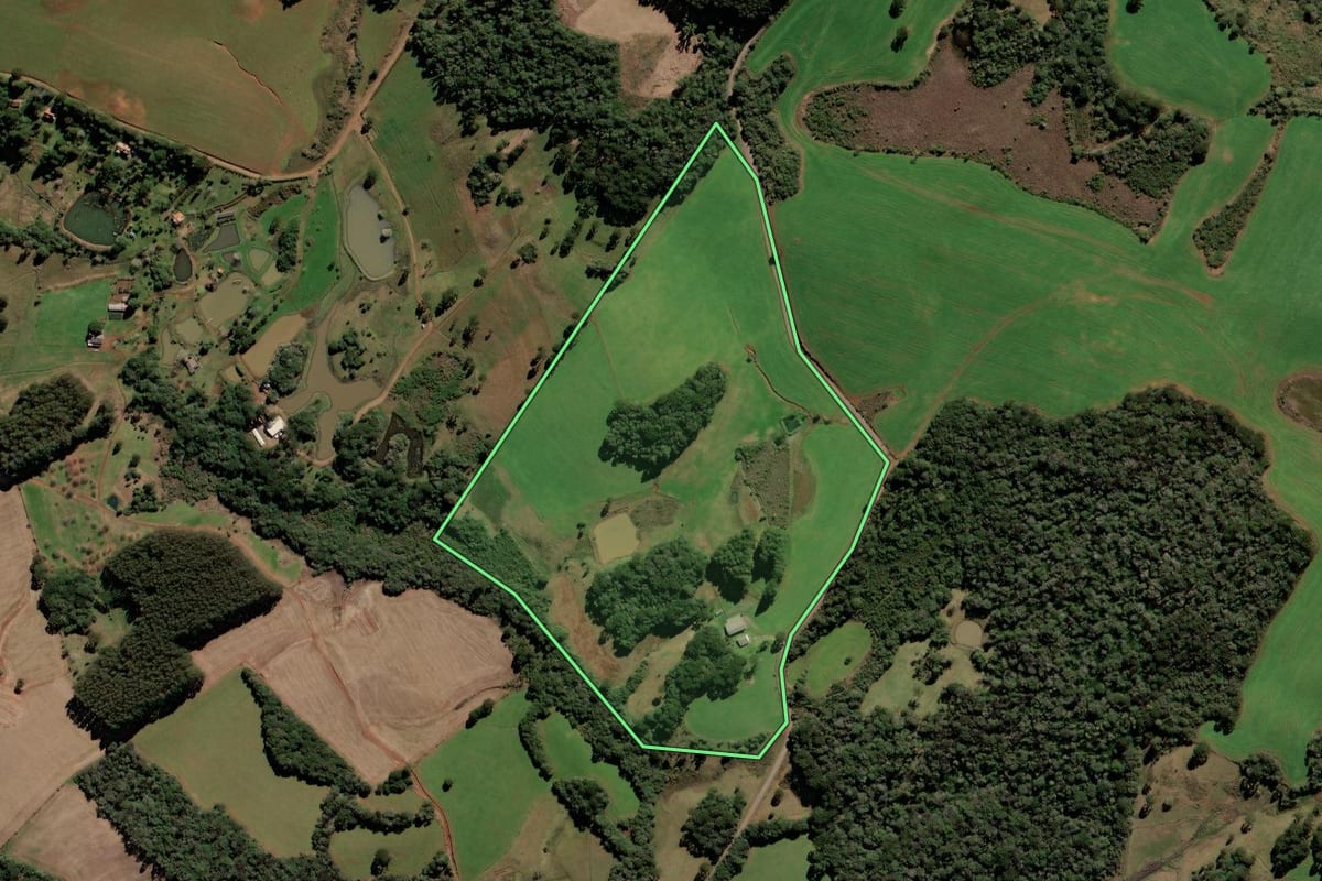 Imagem de satélite do imóvel rural em Brunópolis (SC), com o contorno declarado no CAR desenhado por cima.
