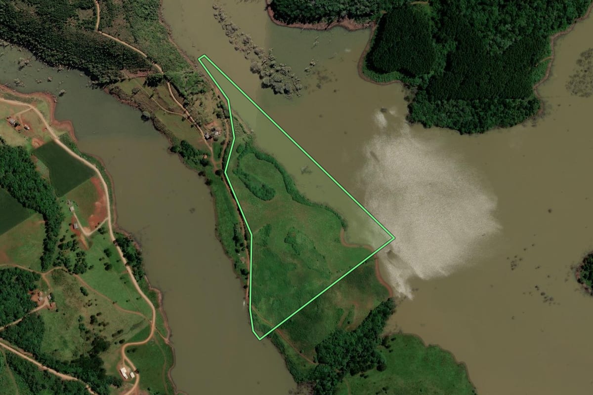 Imagem de satélite do imóvel rural em Brunópolis (SC), com o contorno declarado no CAR desenhado por cima.