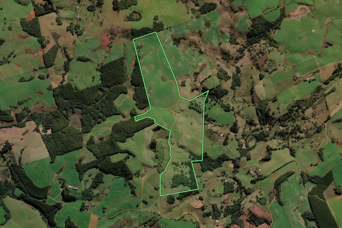 Imagem de satélite do imóvel rural em Brunópolis (SC), com o contorno declarado no CAR desenhado por cima.