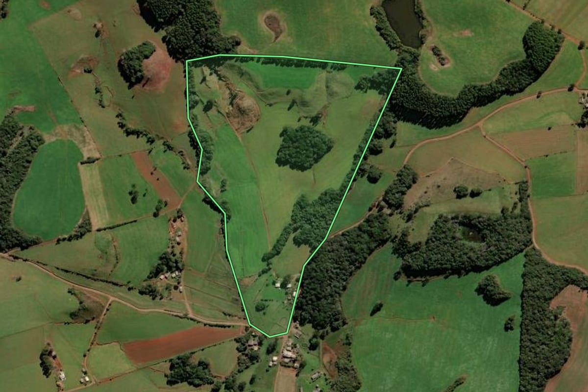 Imagem de satélite do imóvel rural em Brunópolis (SC), com o contorno declarado no CAR desenhado por cima.