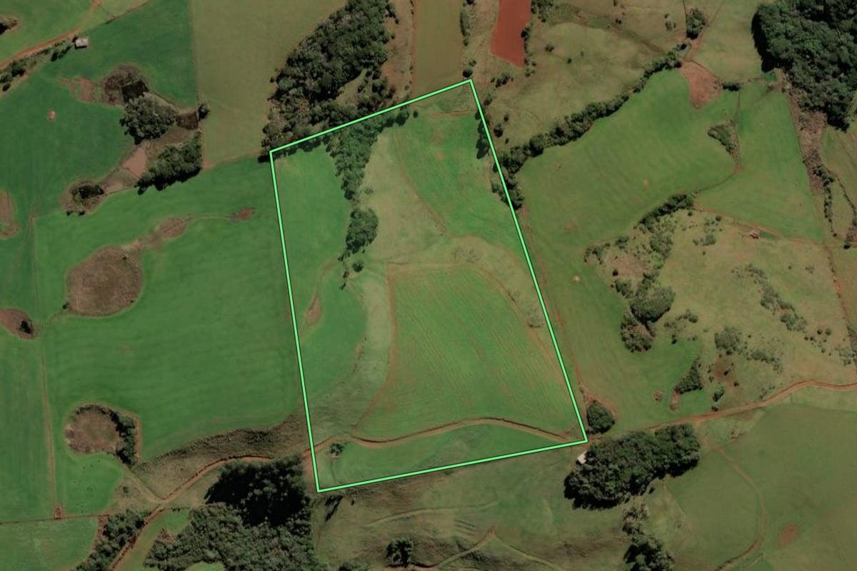 Imagem de satélite do imóvel rural em Brunópolis (SC), com o contorno declarado no CAR desenhado por cima.