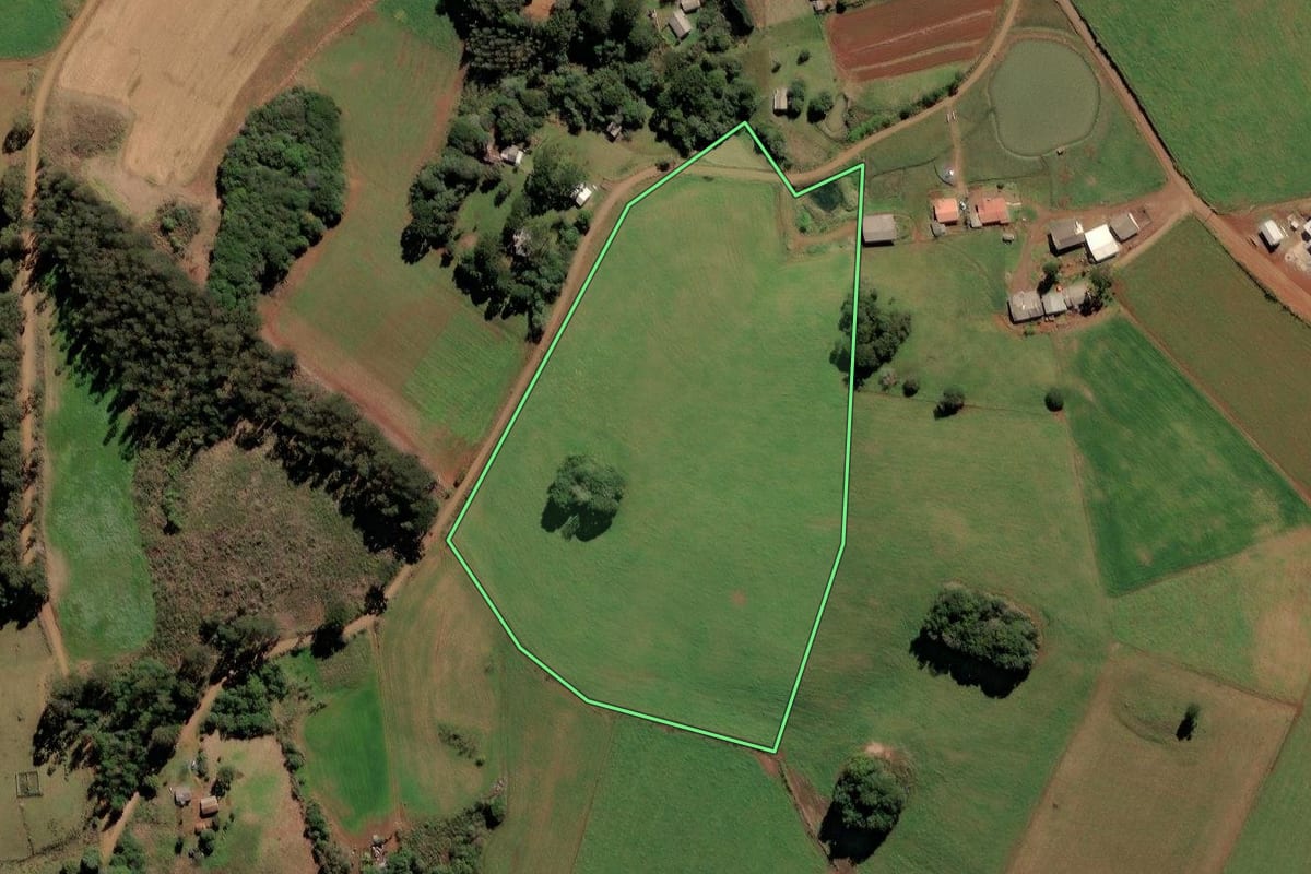 Imagem de satélite do imóvel rural em Brunópolis (SC), com o contorno declarado no CAR desenhado por cima.