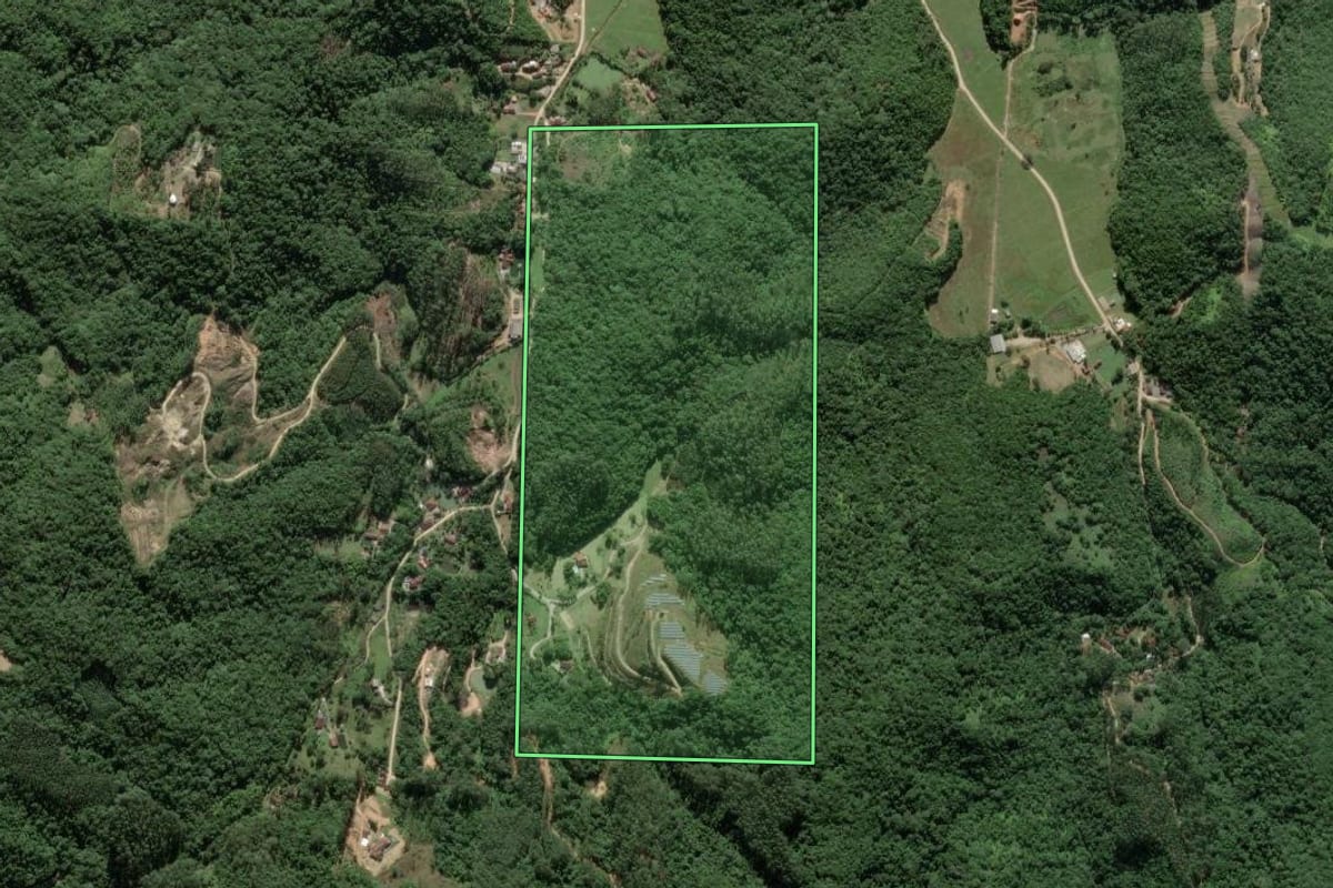 Imagem de satélite do imóvel rural em Brusque (SC), com o contorno declarado no CAR desenhado por cima.