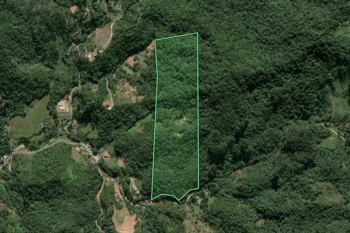 Imagem de satélite do imóvel rural em Brusque (SC), com o contorno declarado no CAR desenhado por cima.