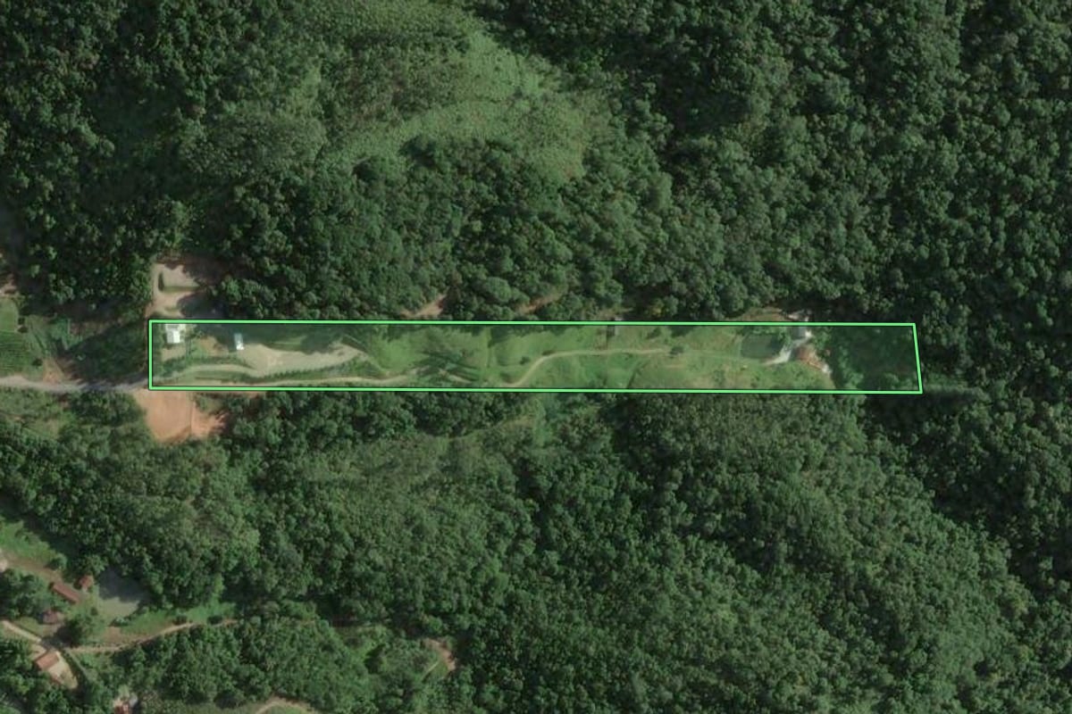 Imagem de satélite do imóvel rural em Brusque (SC), com o contorno declarado no CAR desenhado por cima.