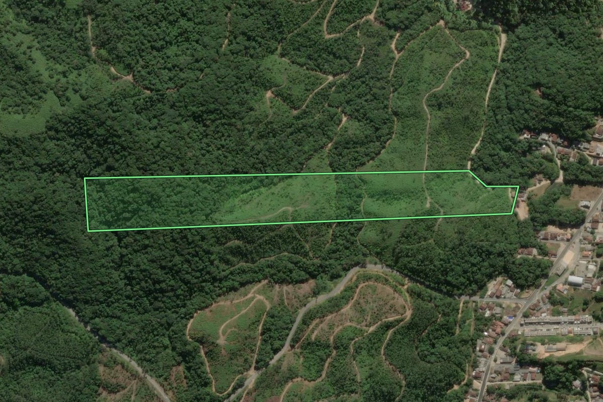 Imagem de satélite do imóvel rural em Brusque (SC), com o contorno declarado no CAR desenhado por cima.