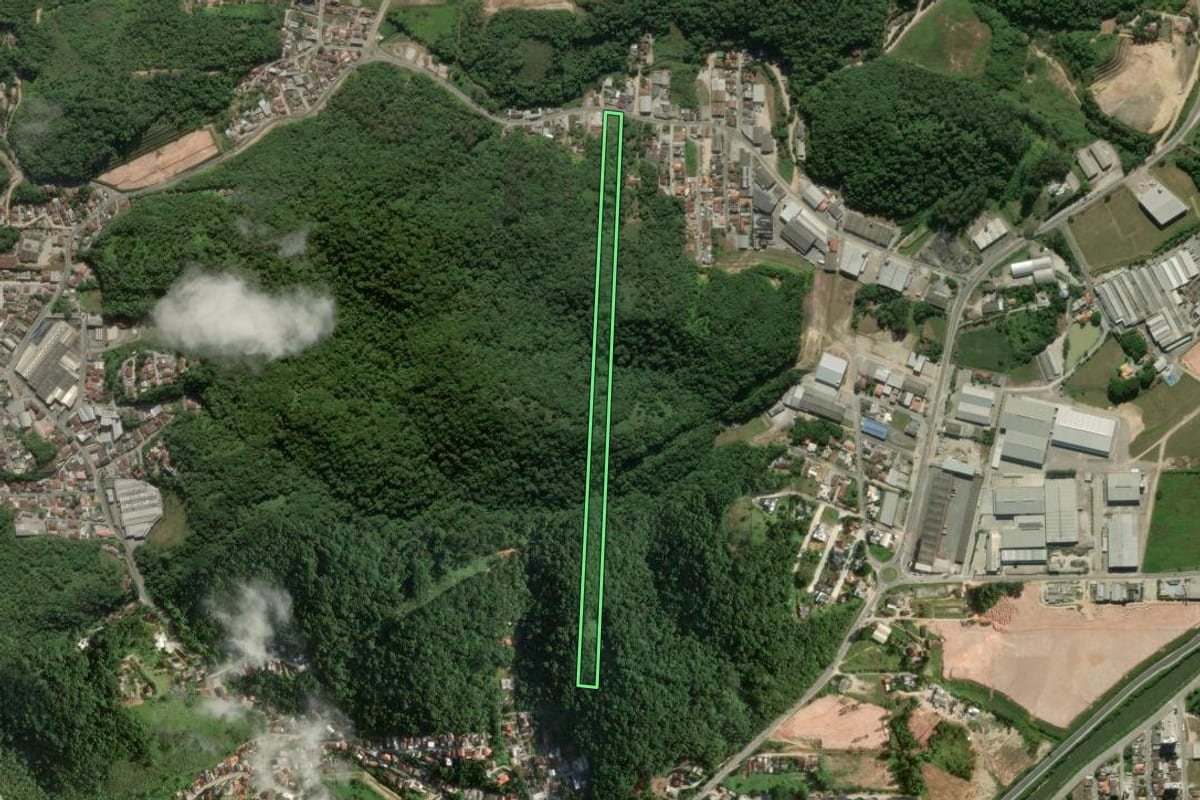 Imagem de satélite do imóvel rural em Brusque (SC), com o contorno declarado no CAR desenhado por cima.