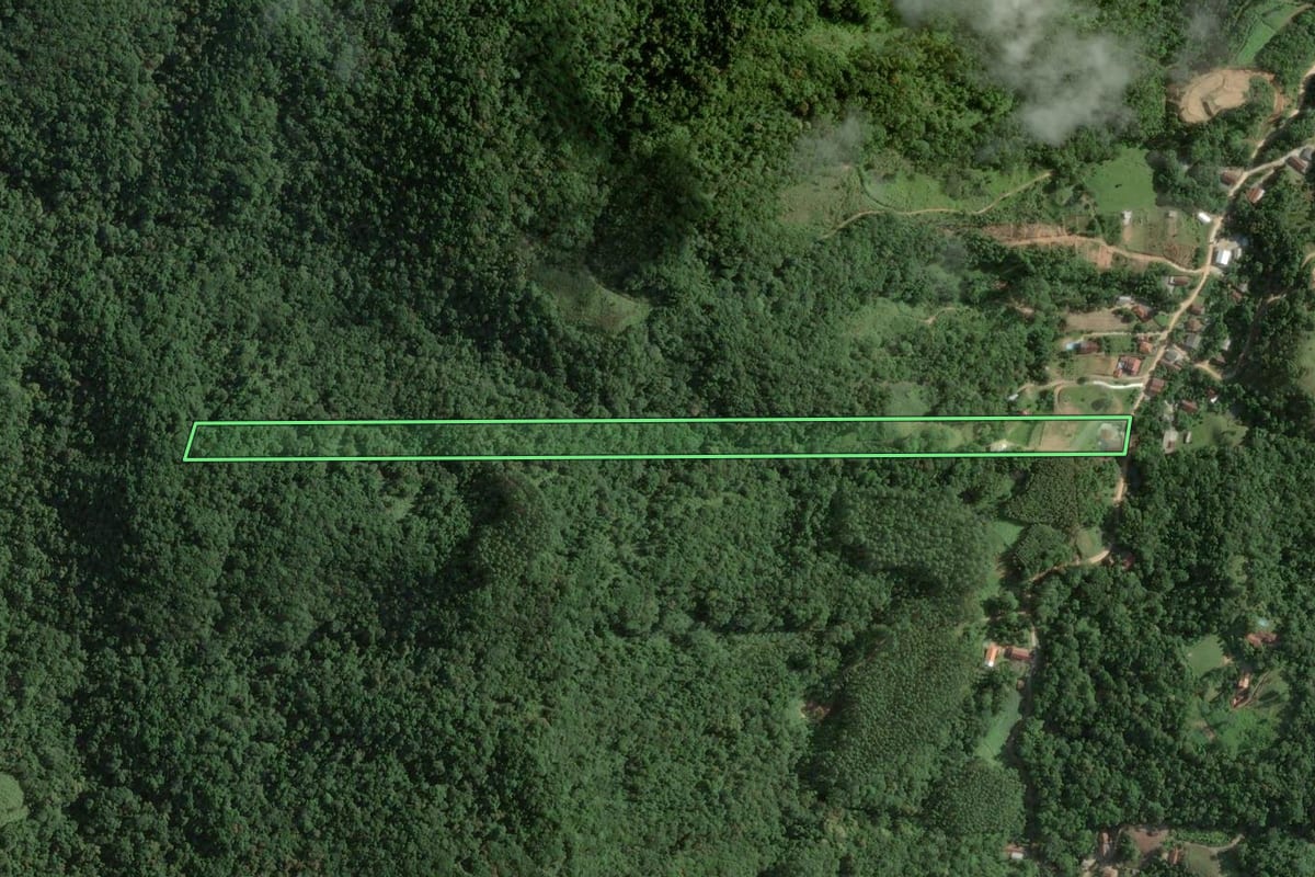 Imagem de satélite do imóvel rural em Brusque (SC), com o contorno declarado no CAR desenhado por cima.