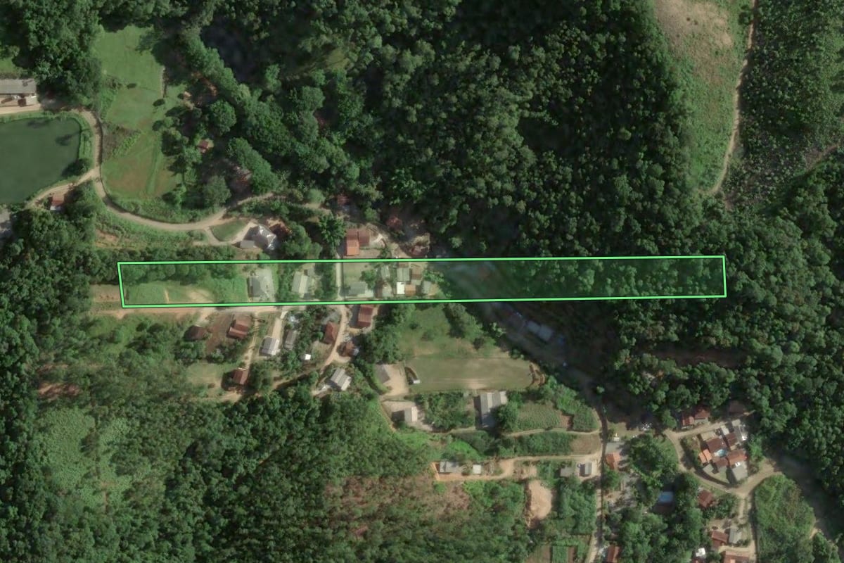 Imagem de satélite do imóvel rural em Brusque (SC), com o contorno declarado no CAR desenhado por cima.