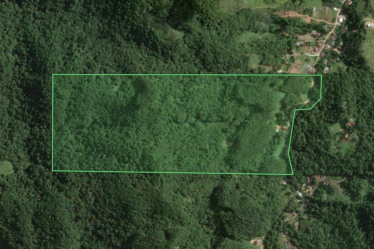 Imagem de satélite do imóvel rural em Brusque (SC), com o contorno declarado no CAR desenhado por cima.