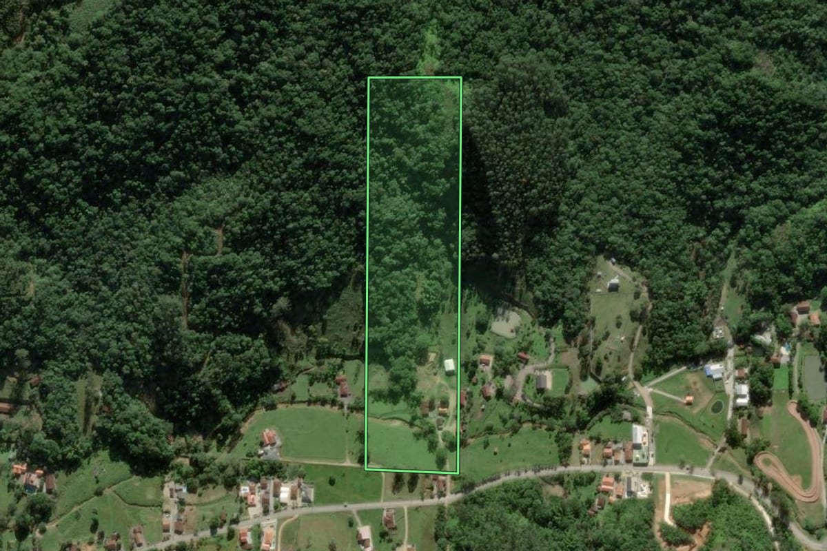 Imagem de satélite do imóvel rural em Brusque (SC), com o contorno declarado no CAR desenhado por cima.