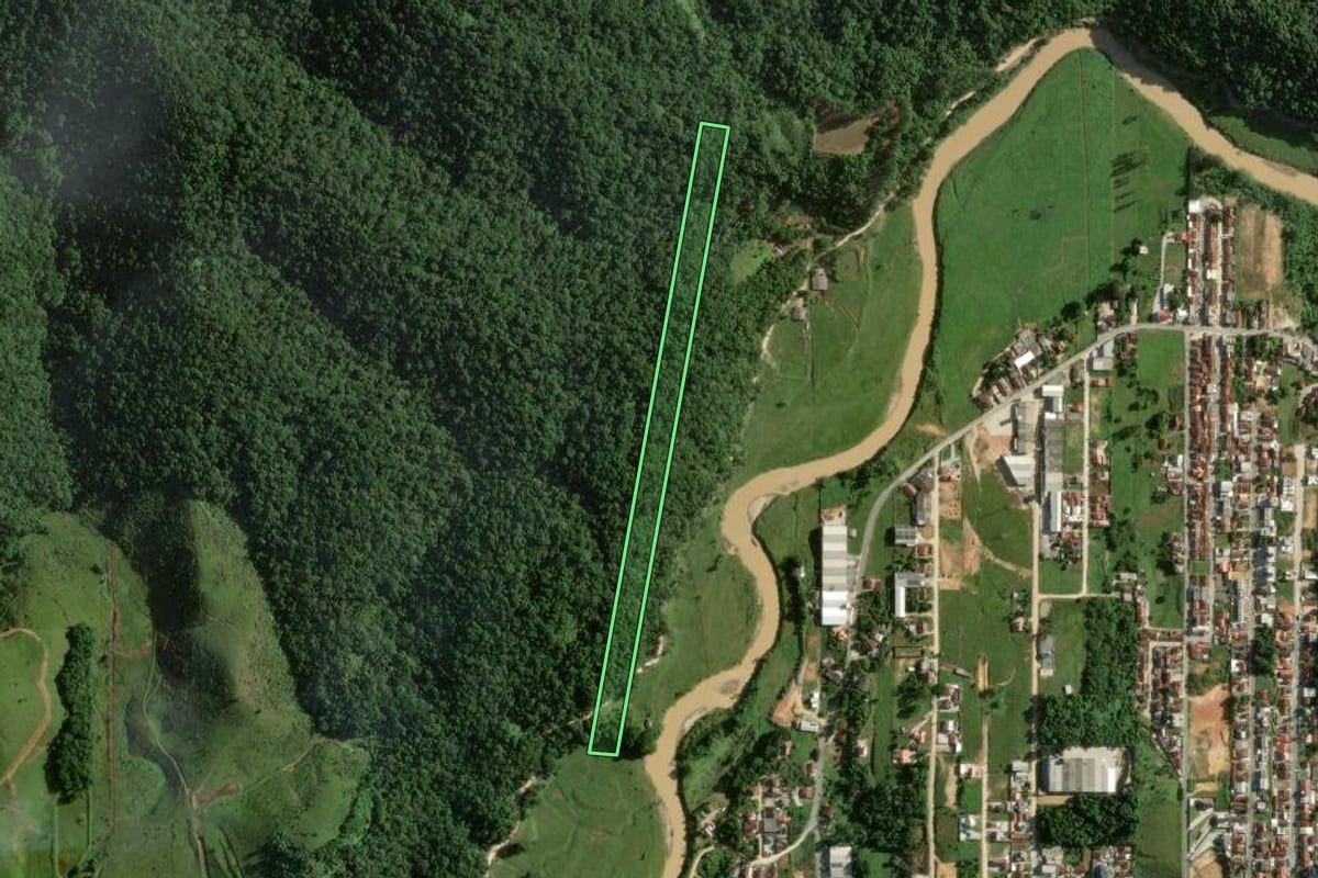 Imagem de satélite do imóvel rural em Brusque (SC), com o contorno declarado no CAR desenhado por cima.