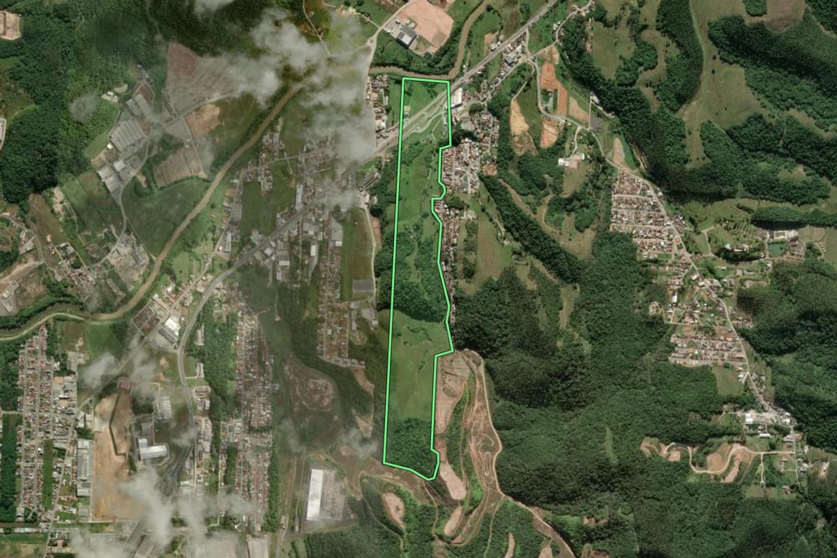 Imagem de satélite do imóvel rural em Brusque (SC), com o contorno declarado no CAR desenhado por cima.