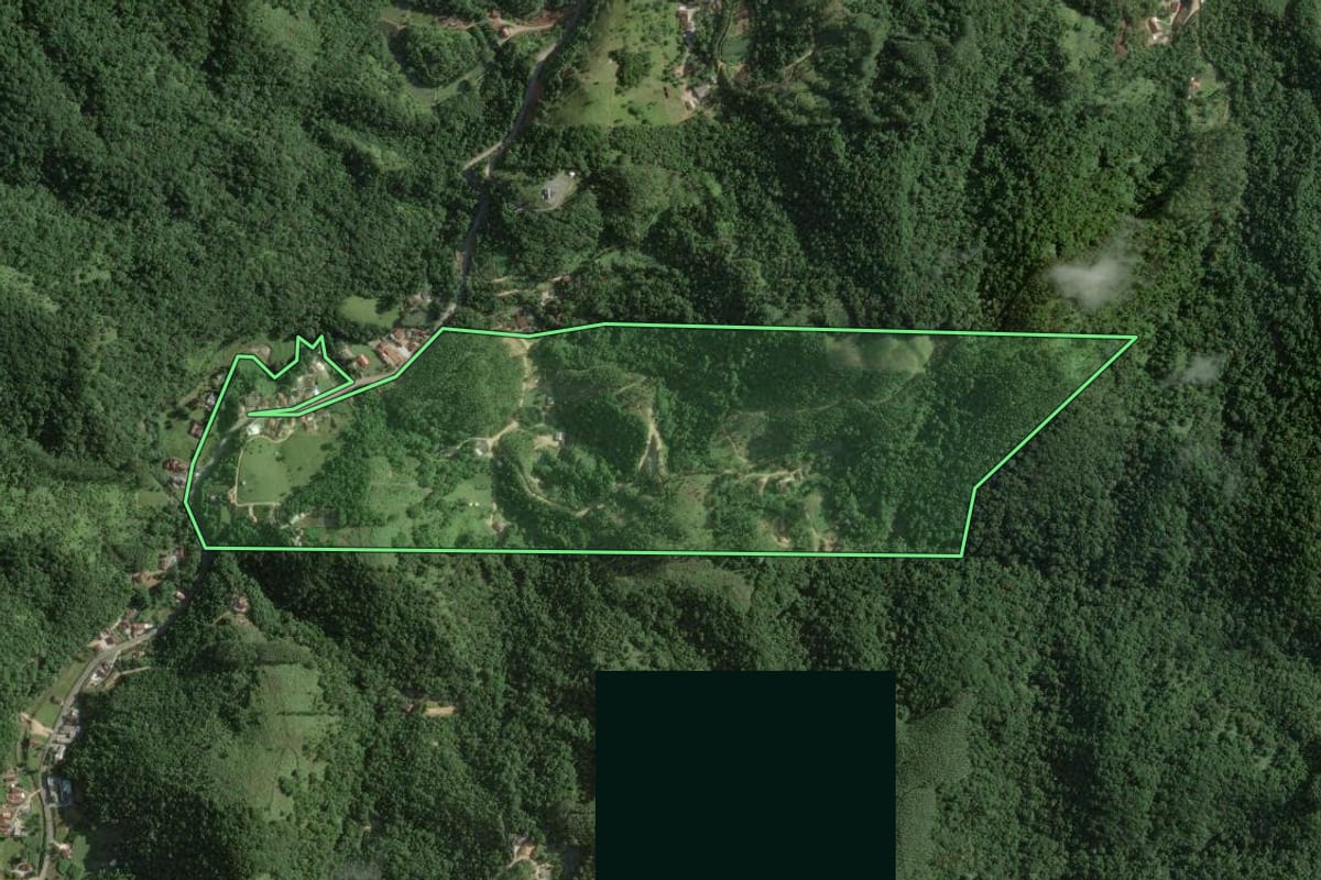 Imagem de satélite do imóvel rural em Brusque (SC), com o contorno declarado no CAR desenhado por cima.