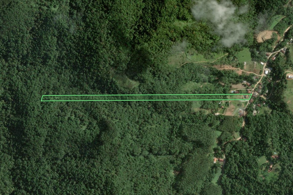 Imagem de satélite do imóvel rural em Brusque (SC), com o contorno declarado no CAR desenhado por cima.