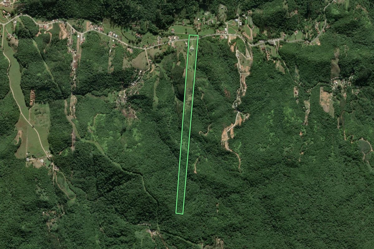 Imagem de satélite do imóvel rural em Brusque (SC), com o contorno declarado no CAR desenhado por cima.