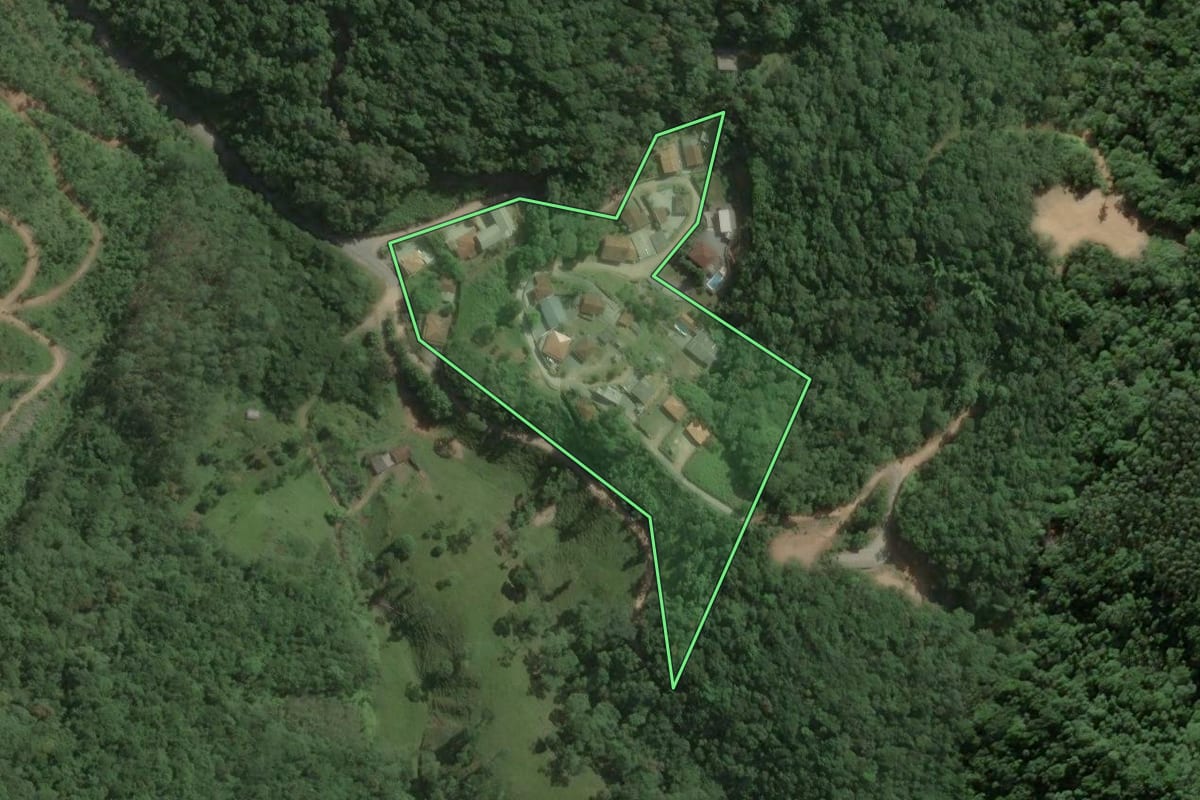 Imagem de satélite do imóvel rural em Brusque (SC), com o contorno declarado no CAR desenhado por cima.