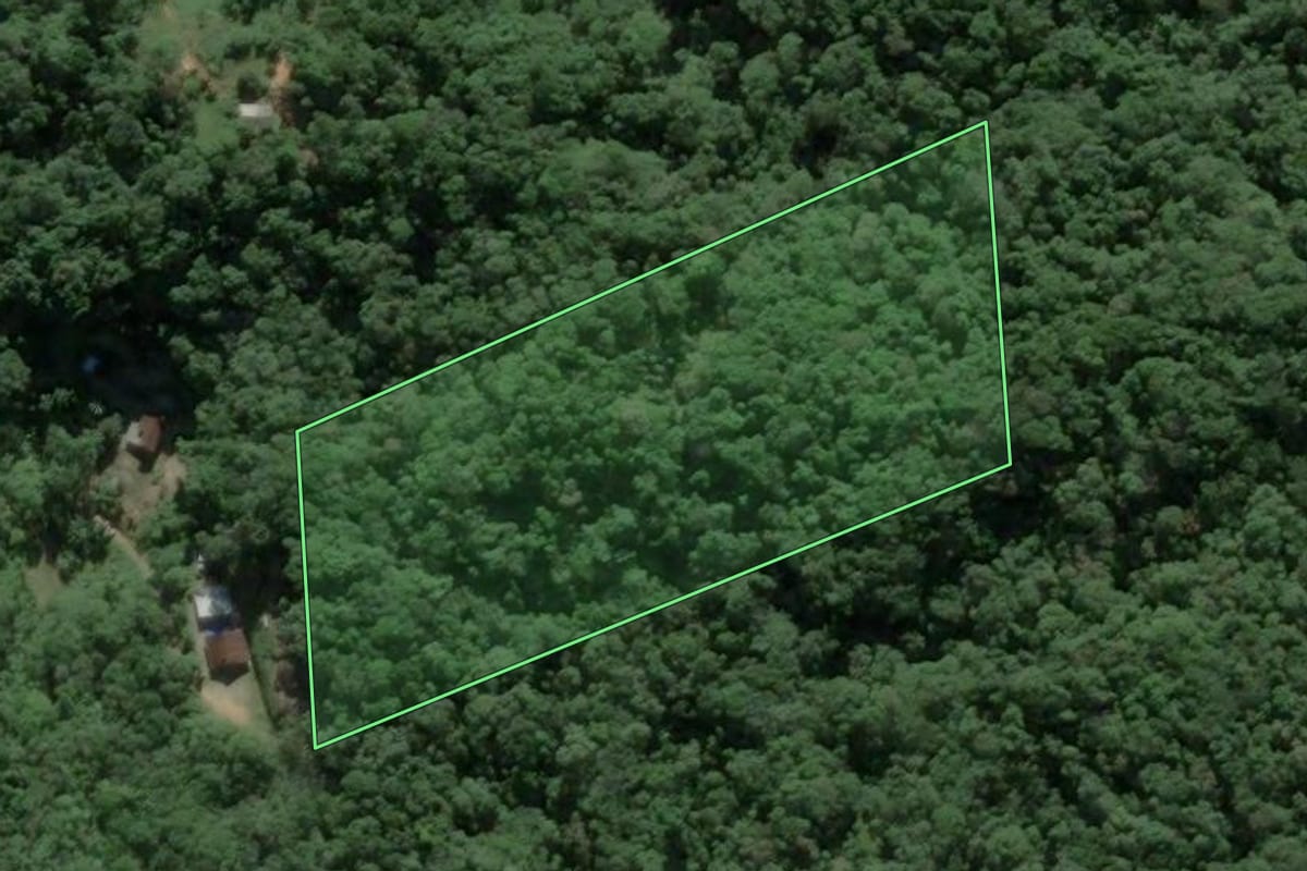 Imagem de satélite do imóvel rural em Brusque (SC), com o contorno declarado no CAR desenhado por cima.