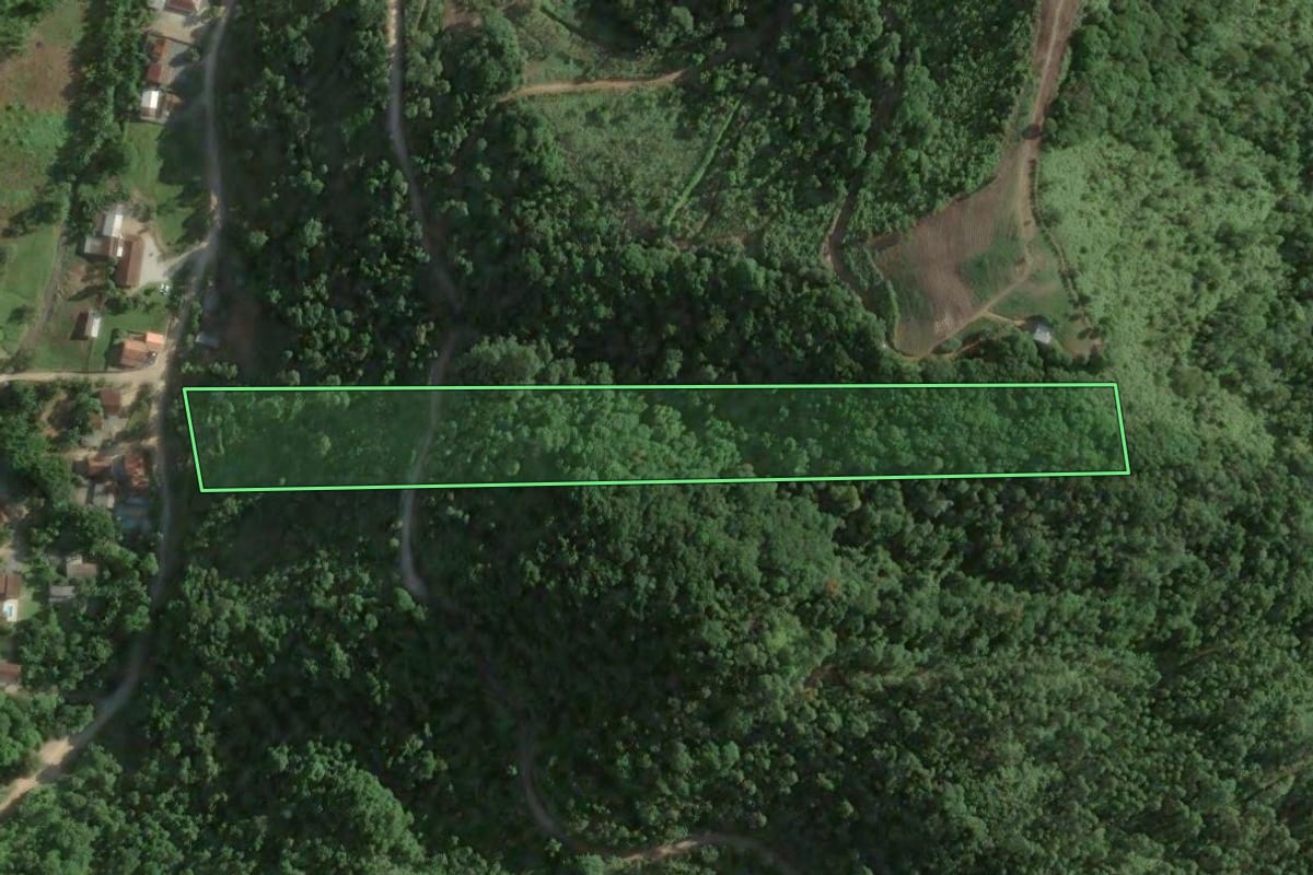 Imagem de satélite do imóvel rural em Brusque (SC), com o contorno declarado no CAR desenhado por cima.