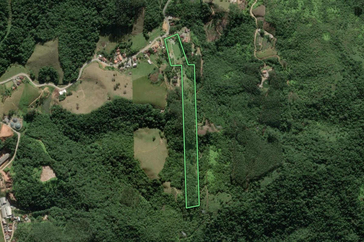 Imagem de satélite do imóvel rural em Brusque (SC), com o contorno declarado no CAR desenhado por cima.