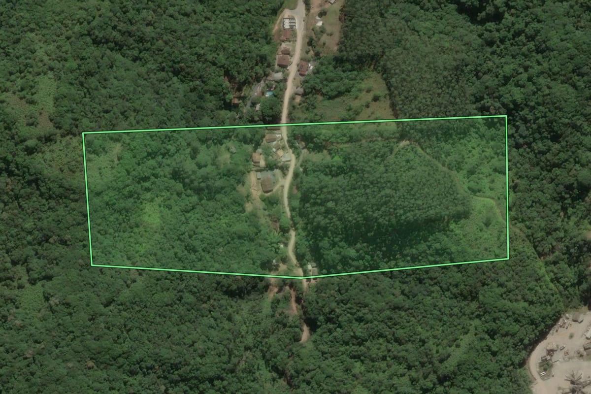 Imagem de satélite do imóvel rural em Brusque (SC), com o contorno declarado no CAR desenhado por cima.