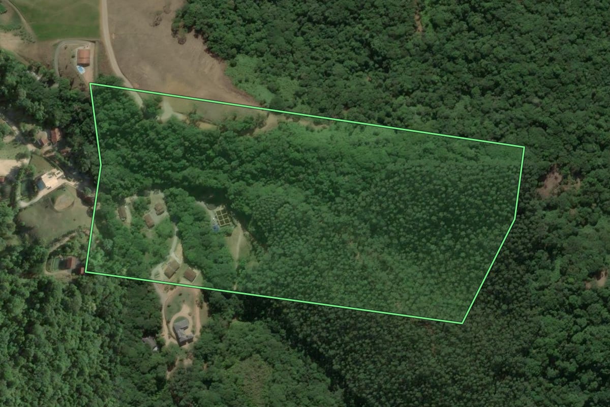 Imagem de satélite do imóvel rural em Brusque (SC), com o contorno declarado no CAR desenhado por cima.