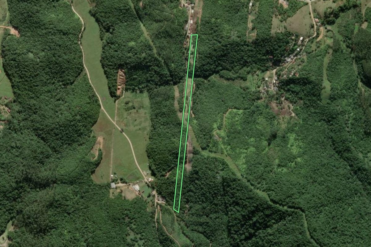 Imagem de satélite do imóvel rural em Brusque (SC), com o contorno declarado no CAR desenhado por cima.