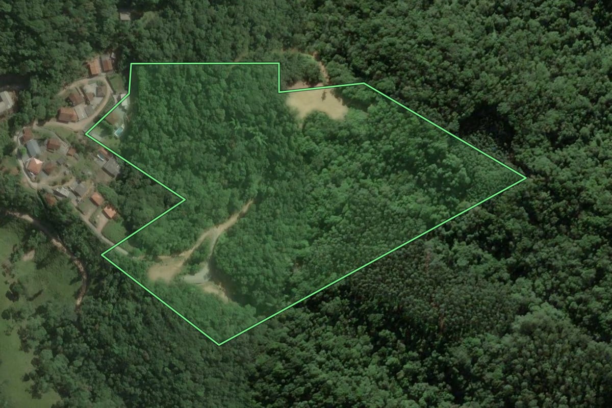 Imagem de satélite do imóvel rural em Brusque (SC), com o contorno declarado no CAR desenhado por cima.