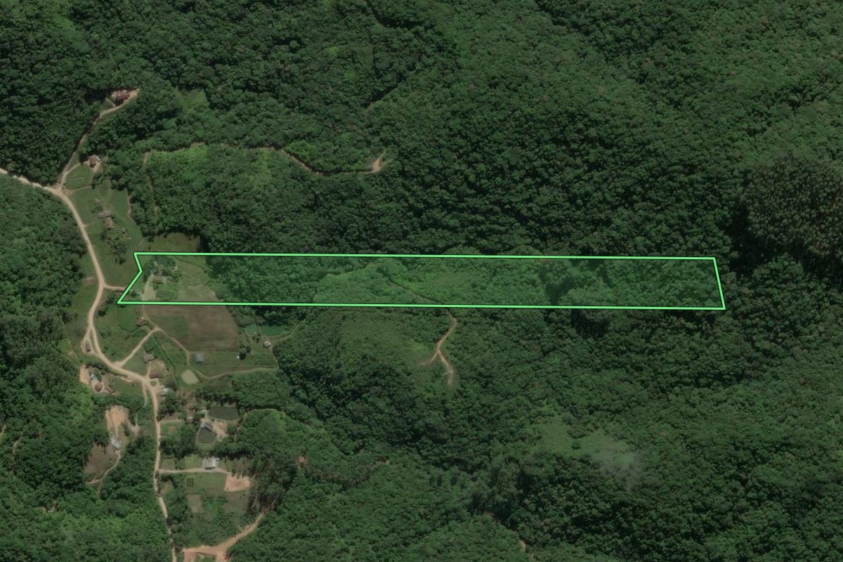 Imagem de satélite do imóvel rural em Brusque (SC), com o contorno declarado no CAR desenhado por cima.