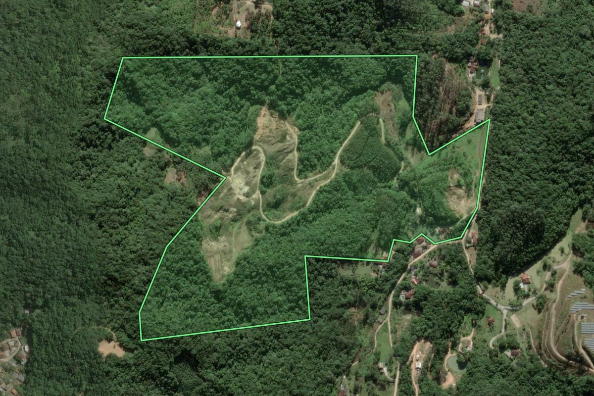 Imagem de satélite do imóvel rural em Brusque (SC), com o contorno declarado no CAR desenhado por cima.