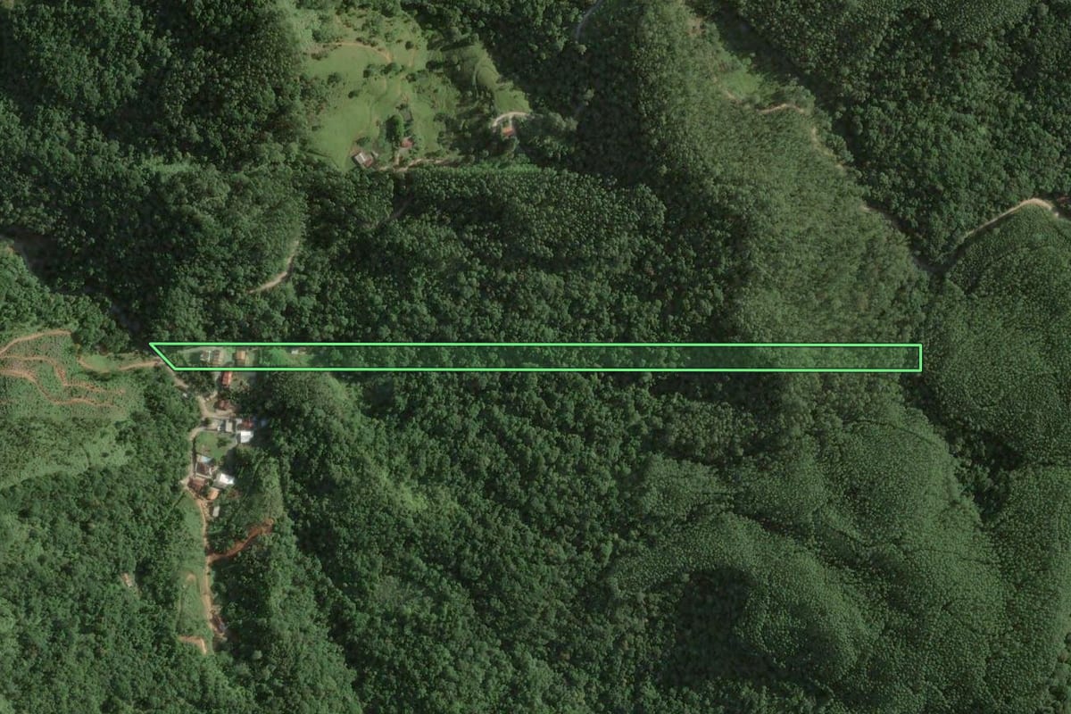 Imagem de satélite do imóvel rural em Brusque (SC), com o contorno declarado no CAR desenhado por cima.