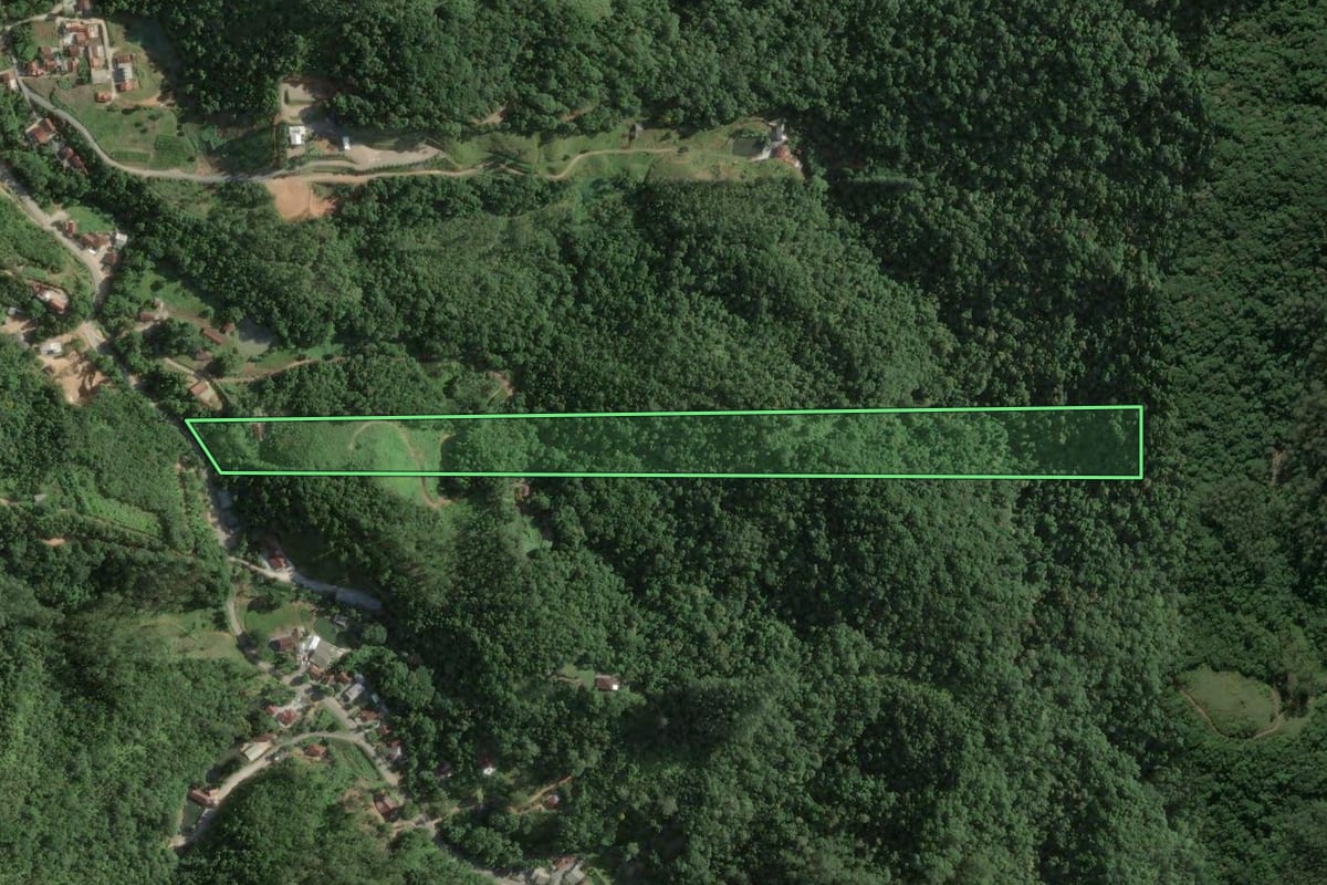 Imagem de satélite do imóvel rural em Brusque (SC), com o contorno declarado no CAR desenhado por cima.